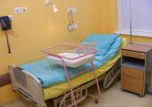 Oddział ginekologiczno położniczy z oddziałem noworodkowym  - sala z łóżkiem dla mamy i noworodka